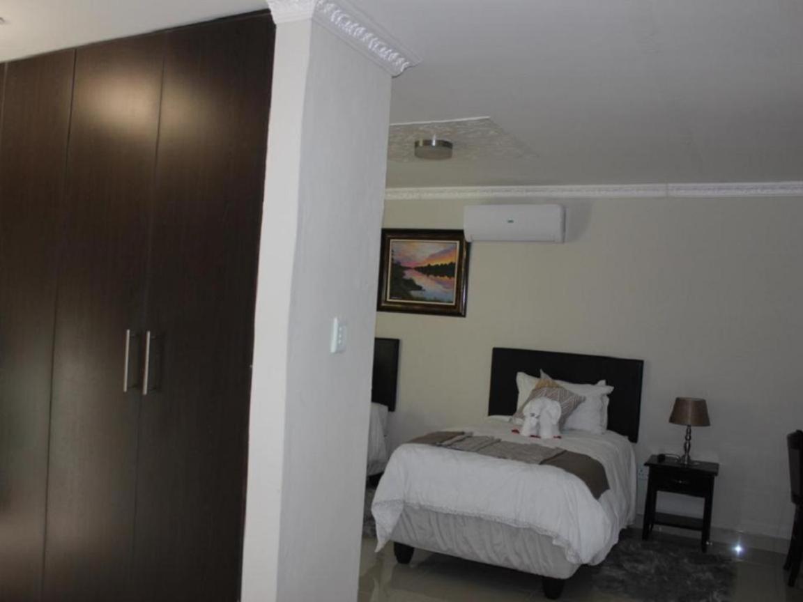 Juda Haus Lodge Katima Mulilo Exteriör bild